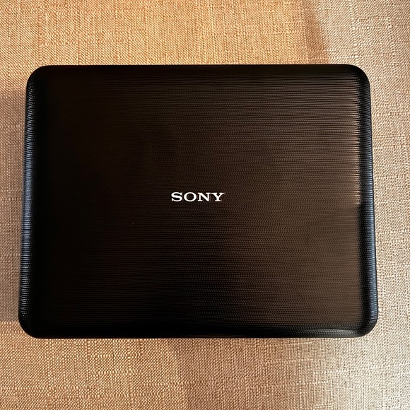 Sony DVP-FX170 9-Inch Portable DVD Player with cords and Case Logic - Picture 1 of 7